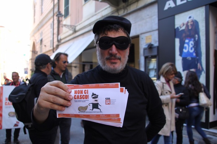 Sanremo: iniziata questa mattina con un 'Flash mob' la campagna dello Spi-Cgil 'Non ci casco' (Foto e Video) Sanremo: iniziata questa mattina con un 'Flash mob' la campagna dello Spi-Cgil 'Non ci casco' (Foto e Video)