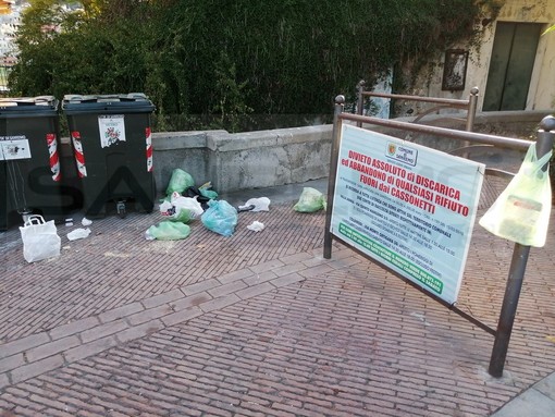 Sanremo: rifiuti abbandonati giornalmente dagli incivili nella zona di piazza San Bernardo (Foto)