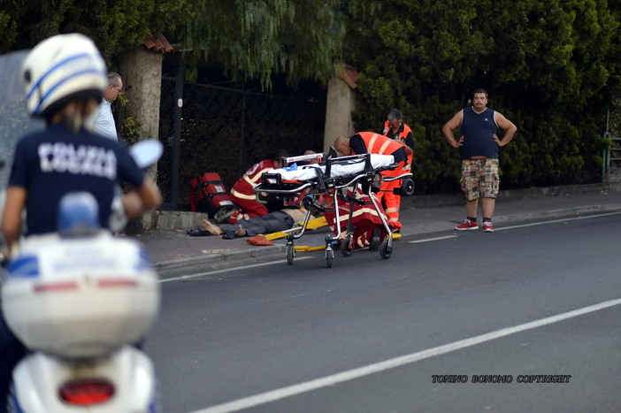 Sanremo: cade con lo scooter in via San Francesco, soccorso dal 118 e dalla Croce Rossa