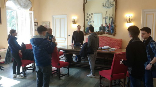 Sanremo: la 3a A del 'Tecnico Professionale' intervista il Sindaco per partecipare ad un concorso di Sky Tg24