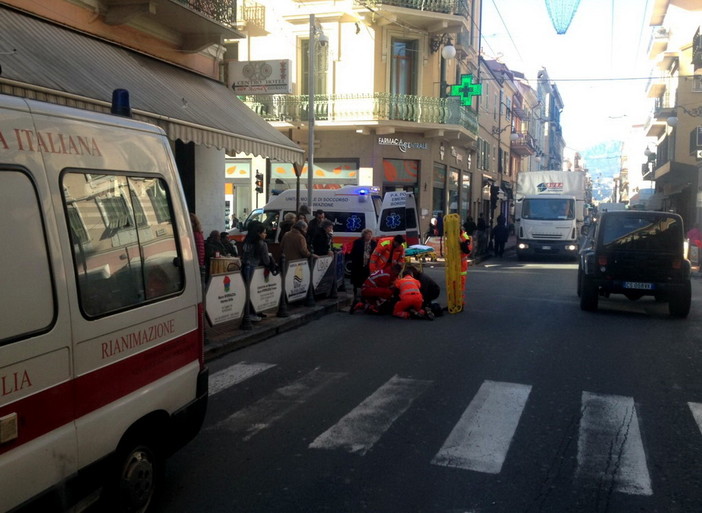 Bordighera: scontro auto-moto di fronte al bar 'Nadia', una donna di 40 anni ferita lievemente Bordighera: scontro auto-moto di fronte al bar 'Nadia', una donna di 40 anni ferita lievemente