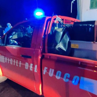 Incendio a Ventimiglia: fiamme avvolgono cassonetti e danneggiano cabina Enel, indagini in corso