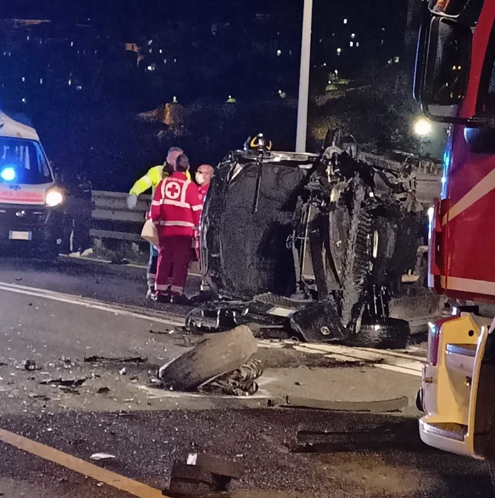 Ventimiglia, incidente sulla statale 20: morto cinese 50enne, ferita una giovane (Foto e video) Ventimiglia, incidente sulla statale 20: morto cinese 50enne, ferita una giovane (Foto e video)