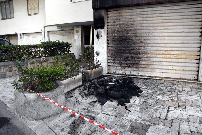 Sanremo: a fuoco uno scooter stamane alle 6 in via Padre Semeria, intervento dei Vigili del Fuoco (Foto)