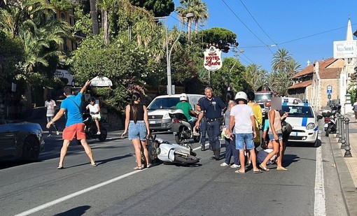 Sanremo: scontro auto-scooter in corso Matuzia, 22enne trasportata in ospedale (Foto)