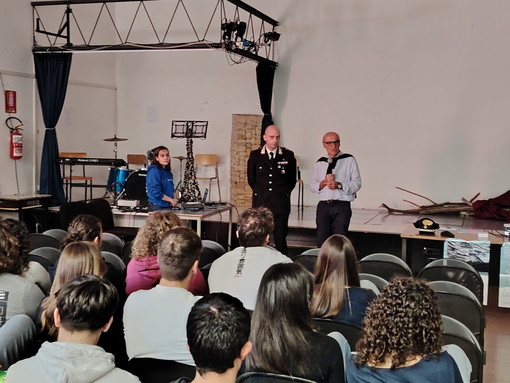 Ventimiglia: incontro delle quarte del Liceo Aprosio con il Capitano dei Carabinieri Marco Da San Martino