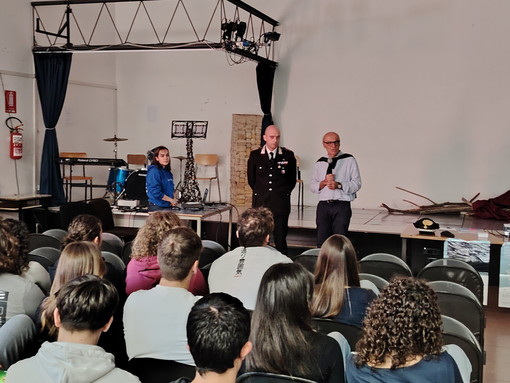 Ventimiglia: incontro delle quarte del Liceo Aprosio con il Capitano dei Carabinieri Marco Da San Martino Ventimiglia: incontro delle quarte del Liceo Aprosio con il Capitano dei Carabinieri Marco Da San Martino