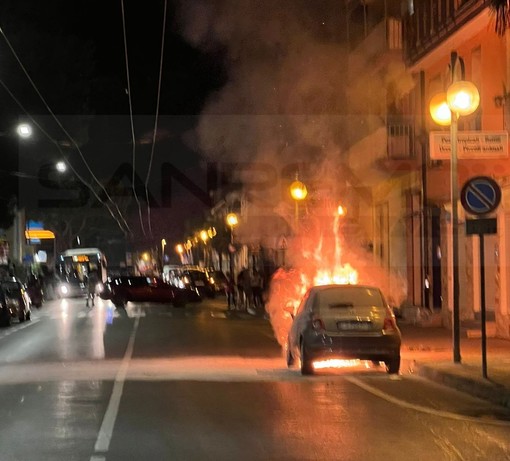 Camporosso: auto incendiata ieri sull'Aurelia, appello per l'angelo che ha salvato la giovane alla guida