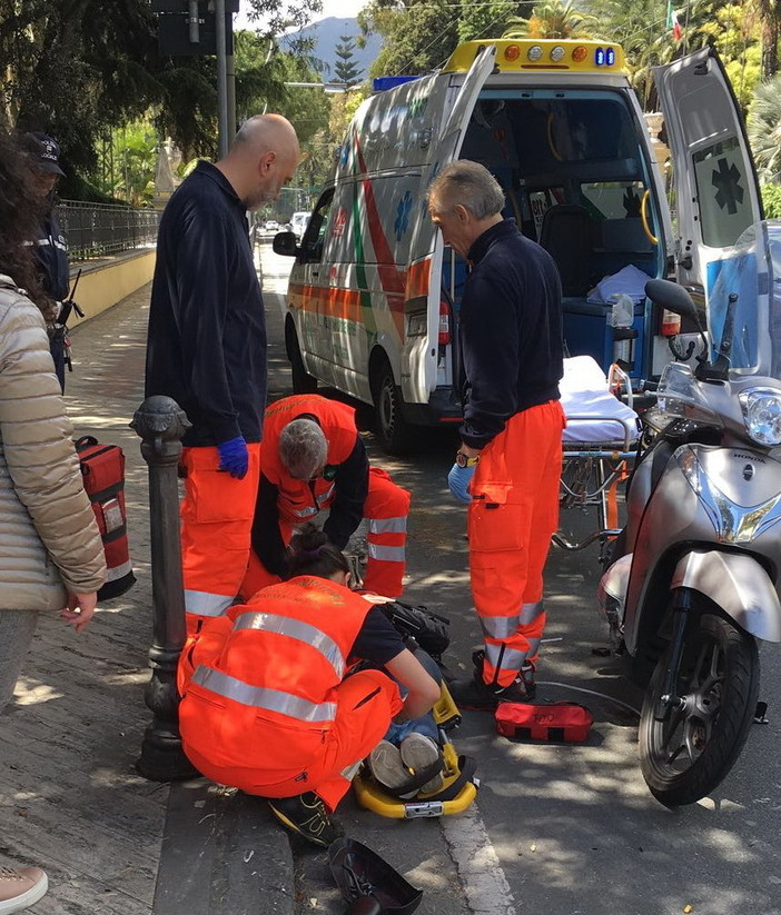 Sanremo: Maserati svolta verso il Sud-Est e centra una donna in scooter in corso Cavallotti (Foto)