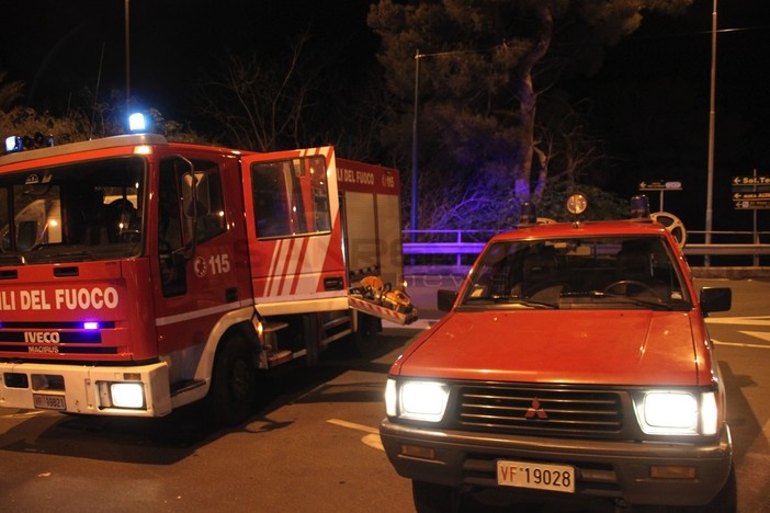 Camporosso: distrutto da un incendio furgoncino parcheggiato, intervento dei Vigili del Fuoco
