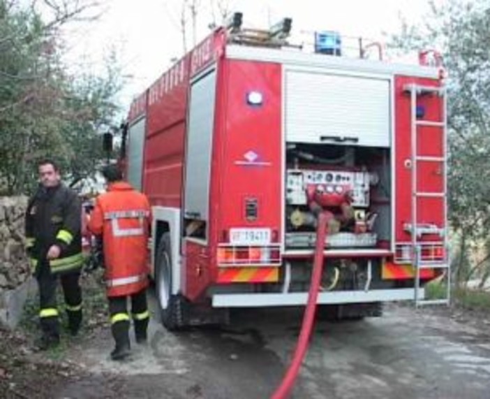 Auto a fuoco all’uscita dell’autostrada a Bordighera: illese le tre ragazze a bordo