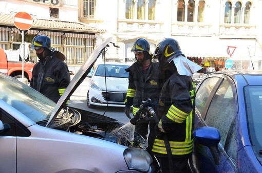 Sanremo: auto ferma al parcheggio prende fuoco, intervento di un commerciante vicino e dei Vigili del Fuoco (Foto e Video) Sanremo: auto ferma al parcheggio prende fuoco, intervento di un commerciante vicino e dei Vigili del Fuoco (Foto e Video)