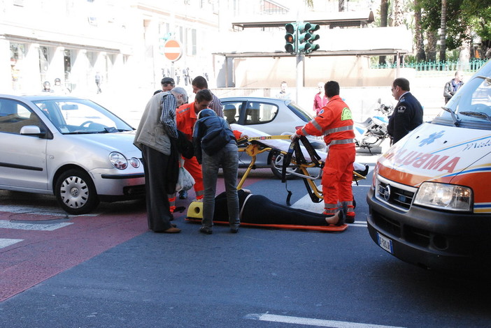Sanremo: donna investita sulle strisce pedonali in via Roma di fronte alle poste