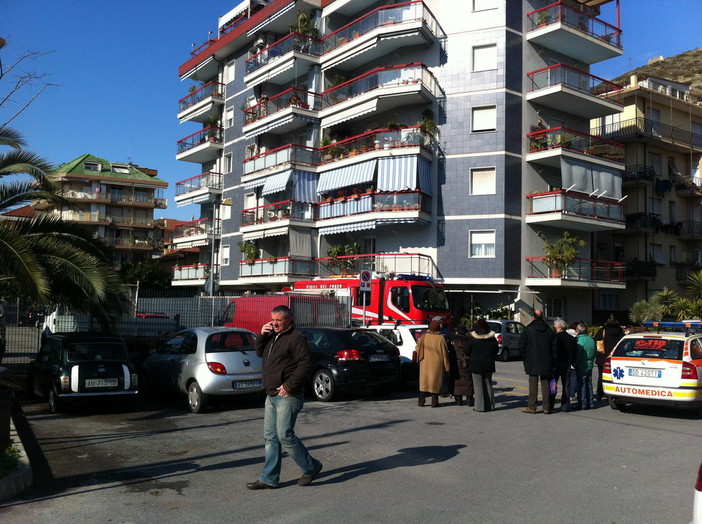 Incendio in palazzina di via Cabagni Baccini a Ventimiglia: evacuate 10 famiglie, nessun ferito Incendio in palazzina di via Cabagni Baccini a Ventimiglia: evacuate 10 famiglie, nessun ferito
