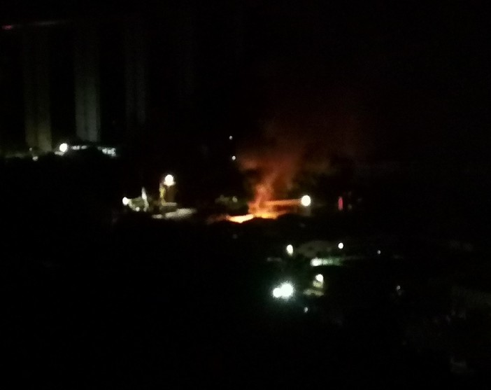 Sanremo: fiamme nella notte in valle Armea, incendiati due cassonetti Sanremo: fiamme nella notte in valle Armea, incendiati due cassonetti
