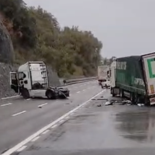 Incidente stradale sulla A10 tra Varazze ed Arenzano verso Genova: scontro tra due Tir e traffico rallentato
