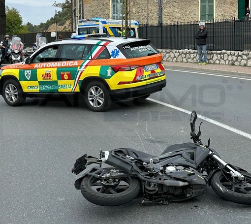 Ventimiglia: scontro moto-scooter in corso Genova, 15enne portato in ospedale in gravi condizioni (Foto)
