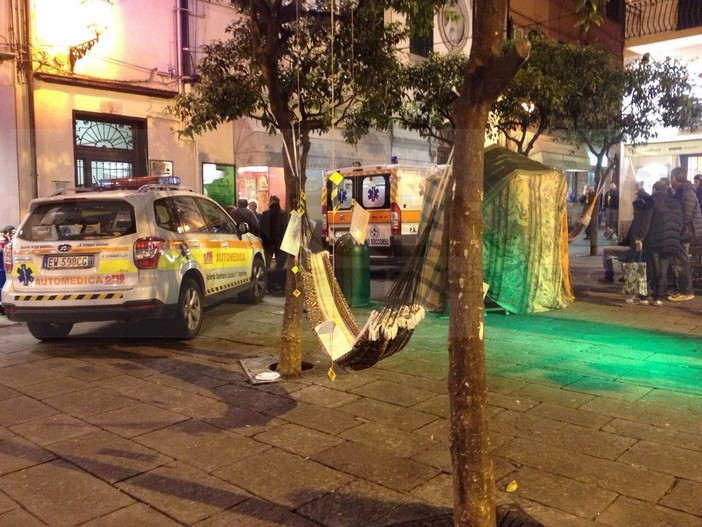 Sanremo: uomo colto da infarto in piazza Bresca, uno dei soccorritori si ferisce inciampando in una buca Sanremo: uomo colto da infarto in piazza Bresca, uno dei soccorritori si ferisce inciampando in una buca