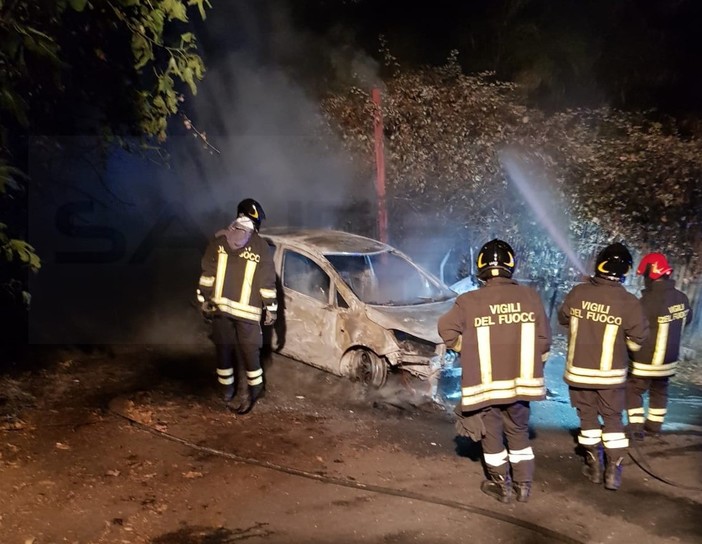 Sanremo: auto rubata nei giorni scorsi data alle fiamme questa notte in strada Solaro Rapalin (Foto) Sanremo: auto rubata nei giorni scorsi data alle fiamme questa notte in strada Solaro Rapalin (Foto)