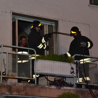 Sanremo: incendio nella 'solita' villa disabitata in cima via Martiri, intervento dei Vigili del Fuoco Sanremo: incendio nella 'solita' villa disabitata in cima via Martiri, intervento dei Vigili del Fuoco