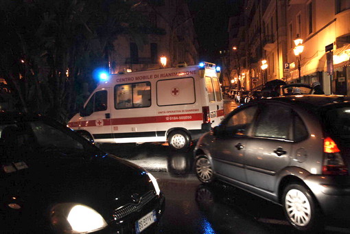 Sanremo: uomo in vacanza investito sulle strisce pedonali, intervento di 118 e Croce Rossa Sanremo: uomo in vacanza investito sulle strisce pedonali, intervento di 118 e Croce Rossa