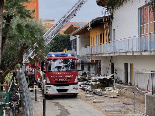 Bordighera: Vigili del Fuoco al lavoro tutta la notte all'asilo di via Napoli, l'intervento andrà ancora avanti (Foto e Video) Bordighera: Vigili del Fuoco al lavoro tutta la notte all'asilo di via Napoli, l'intervento andrà ancora avanti (Foto e Video)