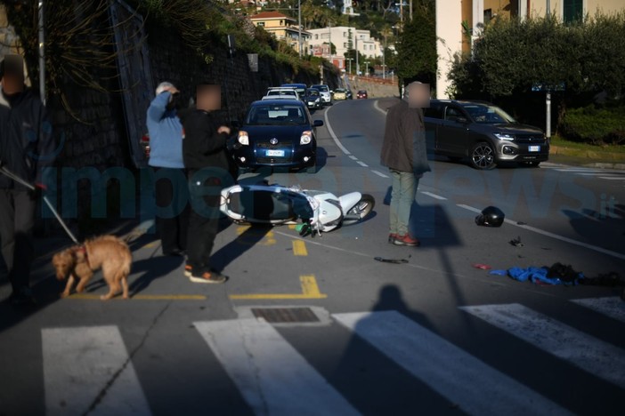 Imperia: pedone investito in via Scarincio e trasportato in ospedale, coinvolti due mezzi (Foto) Imperia: pedone investito in via Scarincio e trasportato in ospedale, coinvolti due mezzi (Foto)