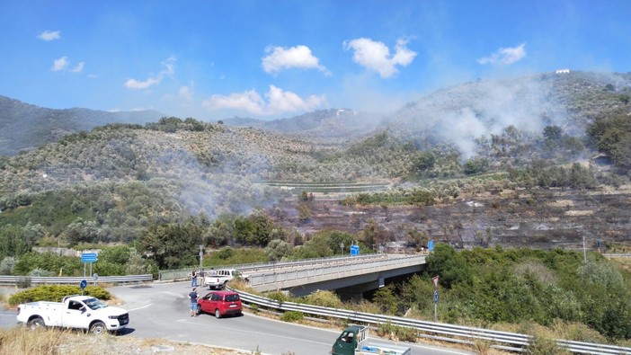 Sotto controllo grazie al lavoro di Vigili del Fuoco e Protezione Civile gli incendi di Pontedassio, Montegrazie e Soldano (Foto)