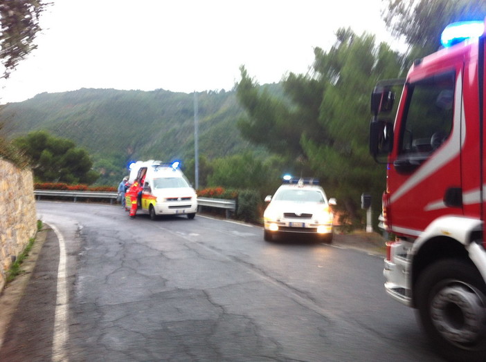 Perde il controllo della moto e finisce nel giardino di una casa a Sasso di Bordighera, ferito ragazzo 17 enne