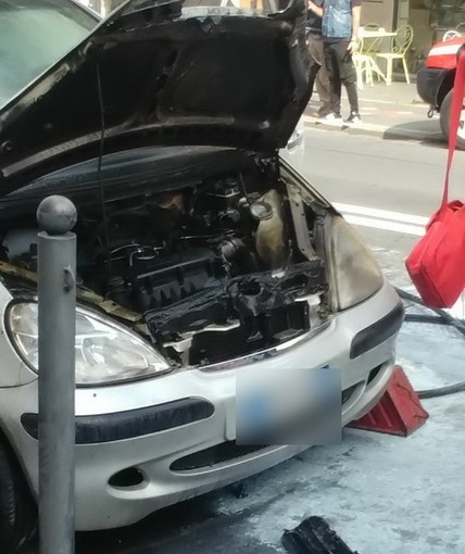 Arma di Taggia: auto distrutta da un incendio questa notte in via Beglini, intervento dei Vigili del Fuoco Arma di Taggia: auto distrutta da un incendio questa notte in via Beglini, intervento dei Vigili del Fuoco