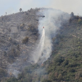 Incendio tra Ventimiglia e Dolceacqua: spegnimento e bonifica a terra, i mezzi aerei si allontanano