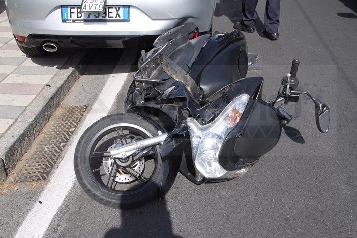 Sanremo: scontro auto scooter oggi pomeriggio in corso Imperatrice, centauro lievemente ferito