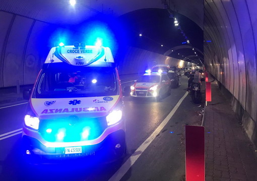 Ventimiglia: scontro auto-moto sull'Aurelia vicino al confine, 20enne lievemente ferito (Foto)