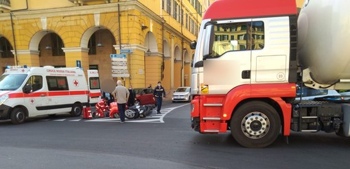 Imperia: autocisterna non dà la precedenza in piazza Dante, scontro con una moto e centauro in ospedale (Foto)