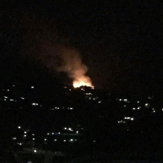 Imperia: incendio nella zona di Torrazza vicino alle abitazioni, intervento dei soccorritori