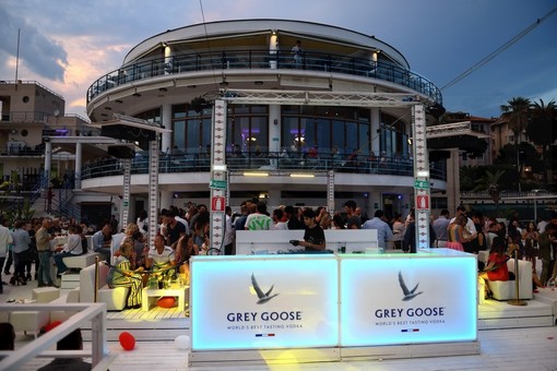 Sanremo: ieri la grande serata inaugurale del 'Bay Club' che ha dato il via alla 'frizzante' estate in musica (Foto)