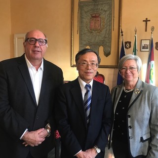 Il Console Generale del Giappone Shinichi Nakatsugawa con il Vice Sindaco Costanza Pireri e l'Assessore Marco Sarlo