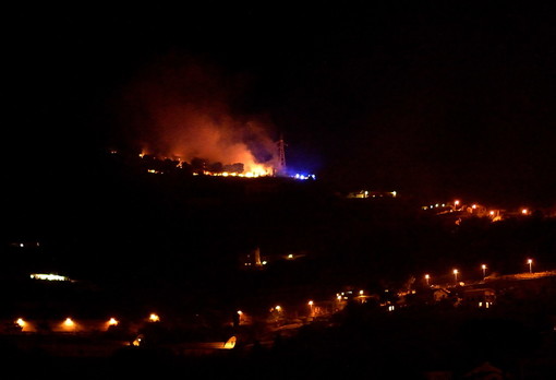 Pietrabruna: piccolo incendio di sterpaglie al bivio per Torre Paponi, intervento dei Vigili del Fuoco