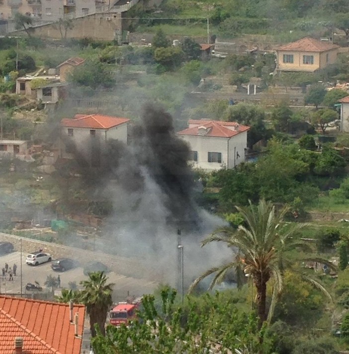 Sanremo: incendio in un giardino di via Martiri delle Foibe, nube di fumo nero ed intervento dei Vigili del Fuoco (Foto)