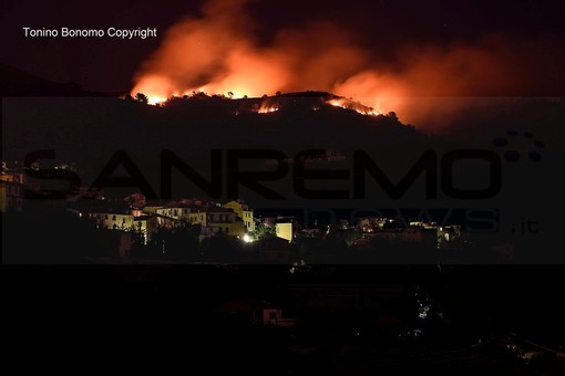 Le foto del rogo di ieri sera scattate da Tonino Bonomo