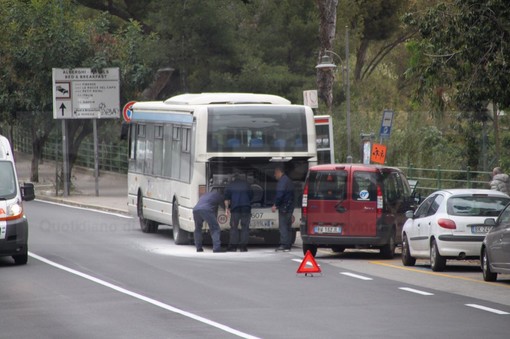 Ospedaletti: incendio al vano motore di un bus della Rt, pronto intervento dei Vigili del Fuoco (Foto)