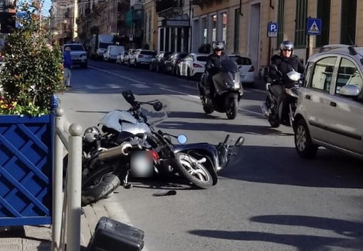 Sanremo: lieve incidente stradale in via Roma, due scooter si scontrano, nessun ferito (Foto)