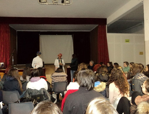 Sanremo: i ragazzi del Liceo Amoretti ieri ad un incontro con l'associazione dei clown ospedalieri