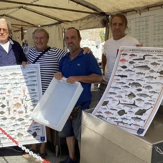 La Famija Sanremasca ancora più vicina al Portovecchio: donazioni ai pescatori e interventi di pulizia dell'area (Foto)