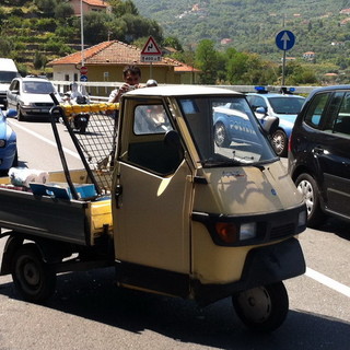 Imperia: camion 'pirata' si scontra con un Ape e fugge via sulla Statale 28 del Nava