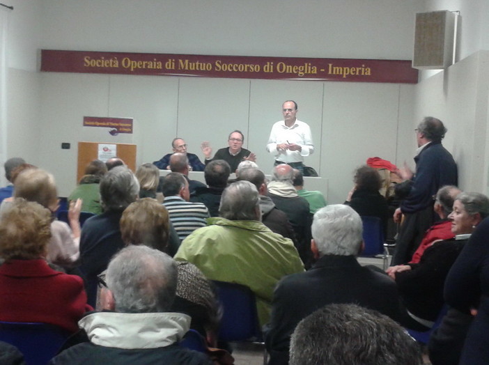 Imperia: tanta gente ieri all'incontro organizzata su viabilità e parcheggi di via Santa Lucia Imperia: tanta gente ieri all'incontro organizzata su viabilità e parcheggi di via Santa Lucia