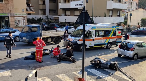 Sanremo: scontro tra due scooter tra via Agosti e via Melandri, due feriti portati in ospedale (Foto) Sanremo: scontro tra due scooter tra via Agosti e via Melandri, due feriti portati in ospedale (Foto)
