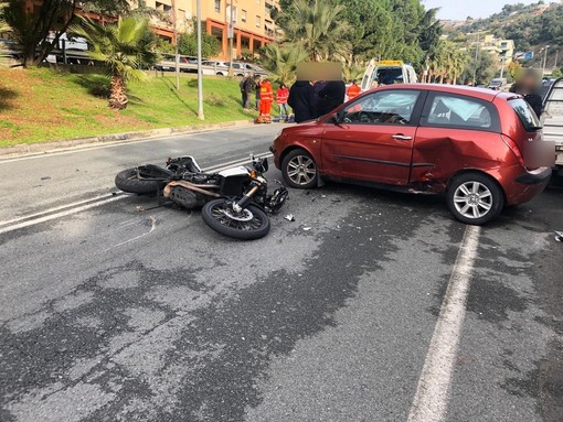 Sanremo: incidente stamattina in via della Repubblica, si scontrano un'auto ed una moto (Foto)