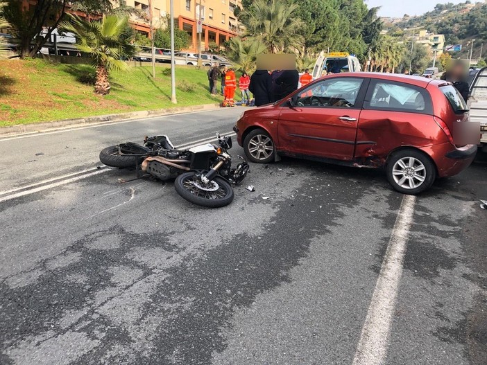 Sanremo: incidente stamattina in via della Repubblica, si scontrano un'auto ed una moto (Foto)
