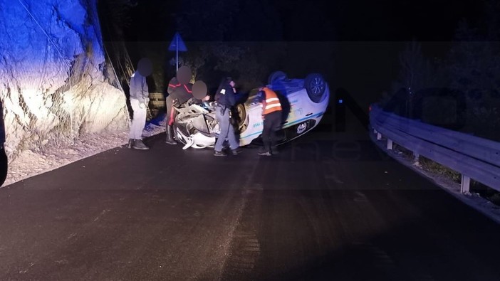 Olivetta San Michele: si rompono i freni, guardia giurata si capotta con l'auto di servizio (Foto) Olivetta San Michele: si rompono i freni, guardia giurata si capotta con l'auto di servizio (Foto)